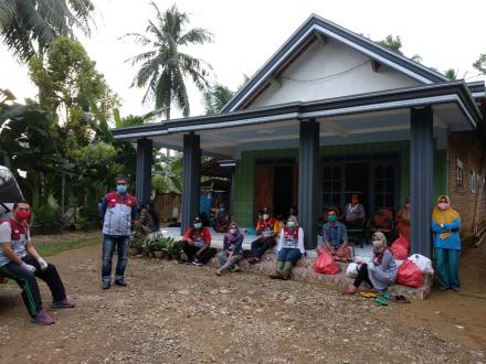 Pembagian Bantuan Sosial di Zona Physical Distancing di Desa Ngulungkulon